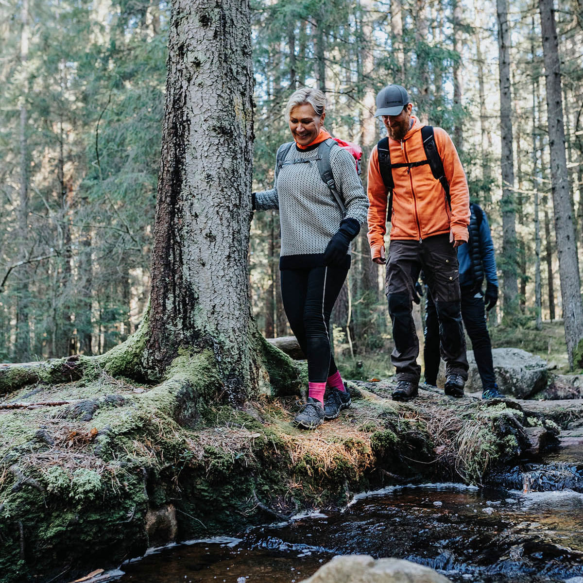 Personer som vandrar i skogen med Gococo vandringsstrumpor på fötterna