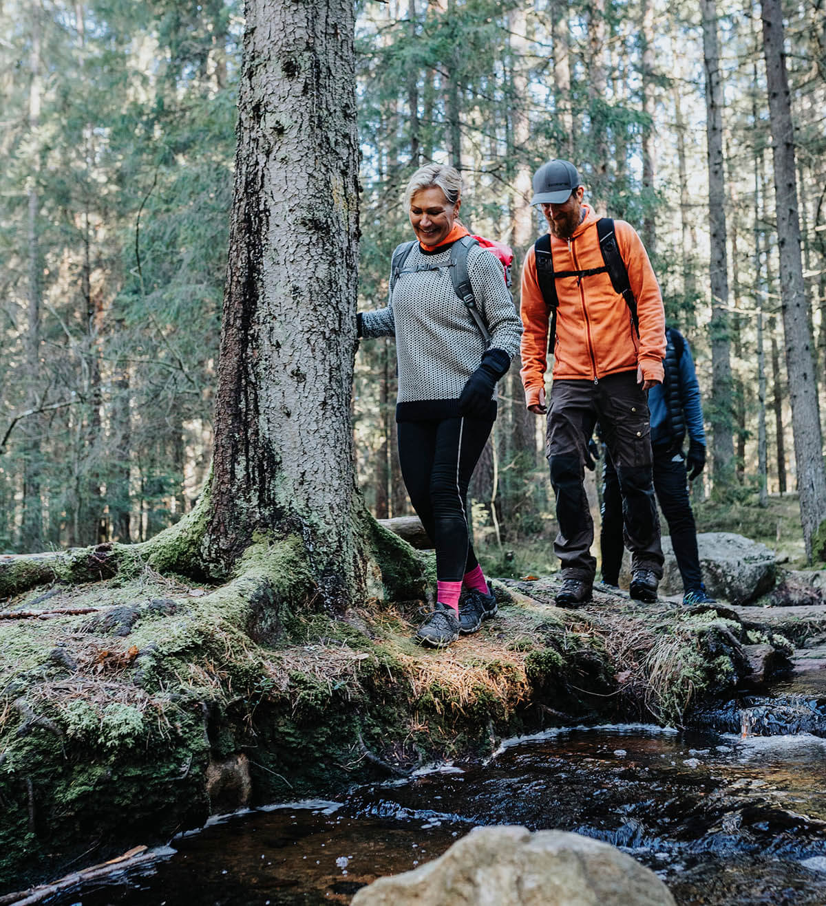 Personer som vandrar i skogen med Gococo vandringsstrumpor på fötterna